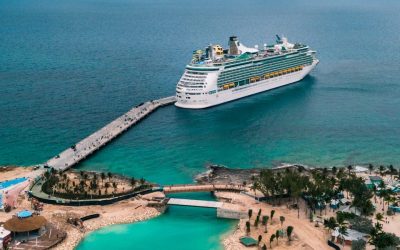 paquebot blanc en mer pendant la journée d'une croisière de luxe