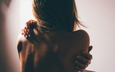 Le guide complet du massage Nuru : Origines, techniques et secrets du gel
