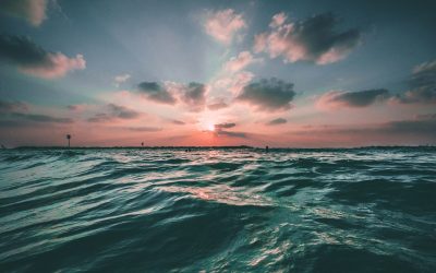 plan d'eau au large pendant l'heure dorée